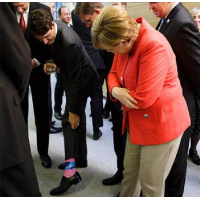 Трюдо похвастался перед Меркель разноцветными носочками